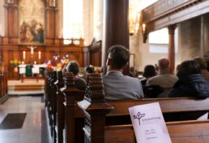 Sicht einer sitzenden Person in einer Kirche beim Gottesdienst