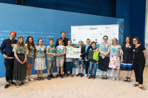 Gruppenfoto der Schüler:innen, Lehrer und der Jury bei der Preisverleihung.