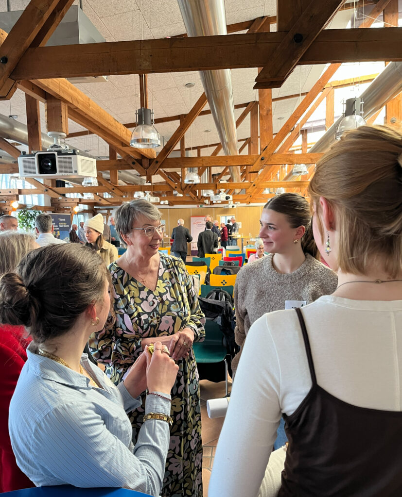 Schülerinnen der JONA Schule im Gespräch mit der Landesbischöfin
